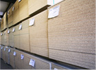 placas de madera en almacén